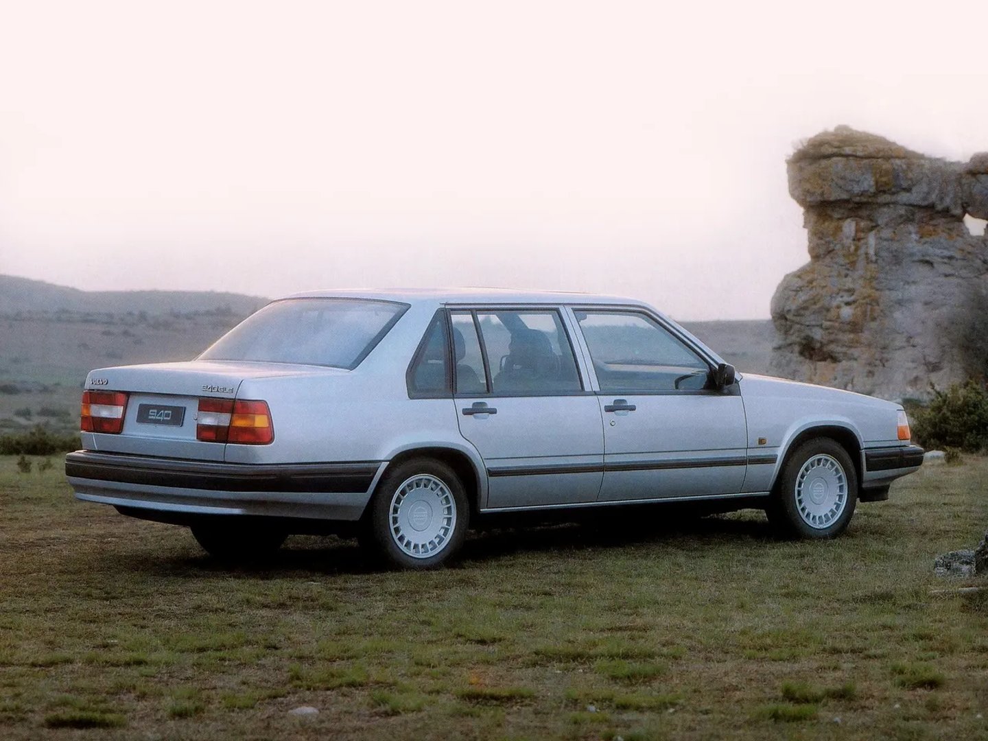 Volvo_940_1_generation__Sedan__1.jpg