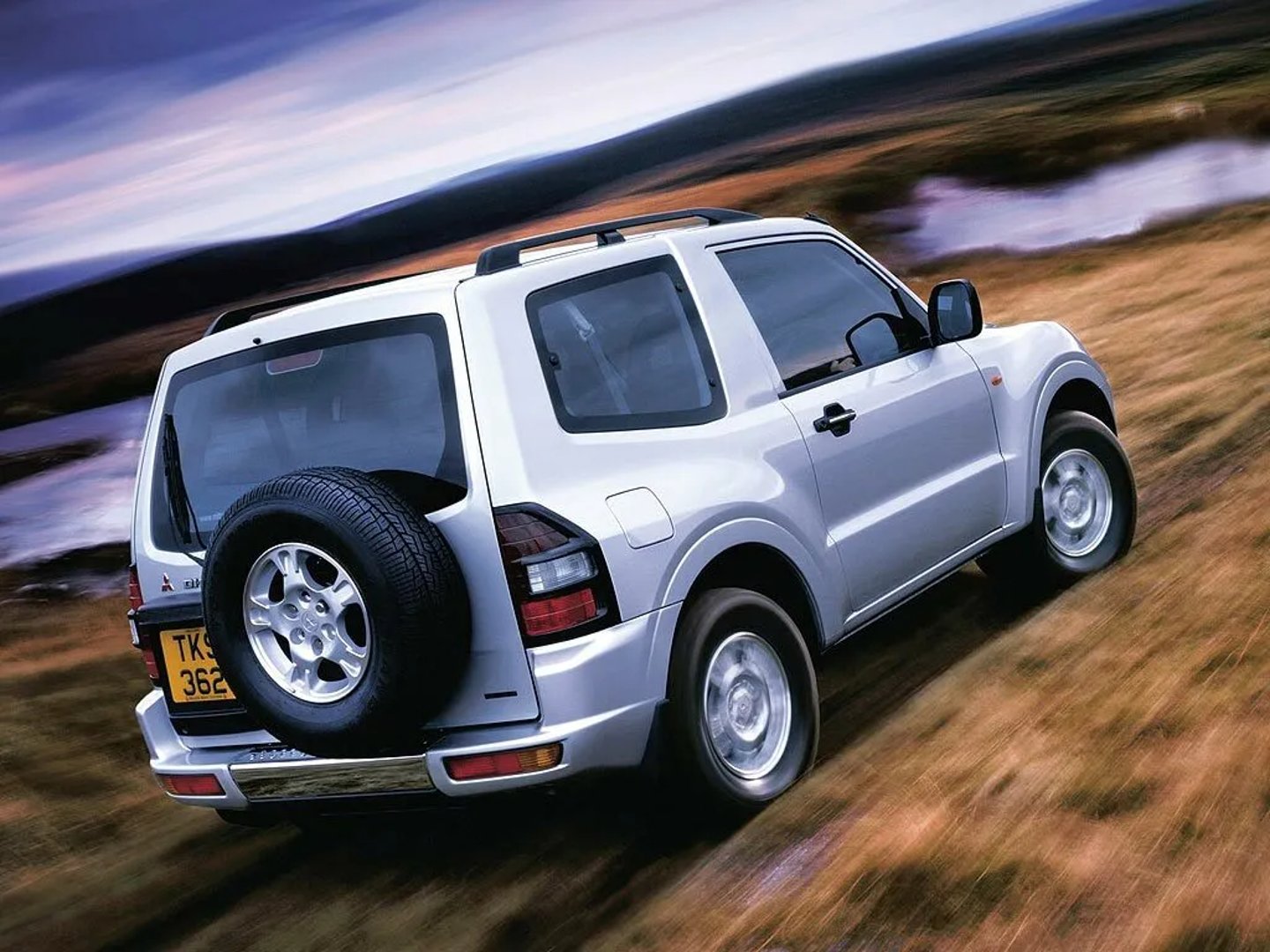 Mitsubishi_Pajero_3_generation__SUV_3-doors__2.jpg