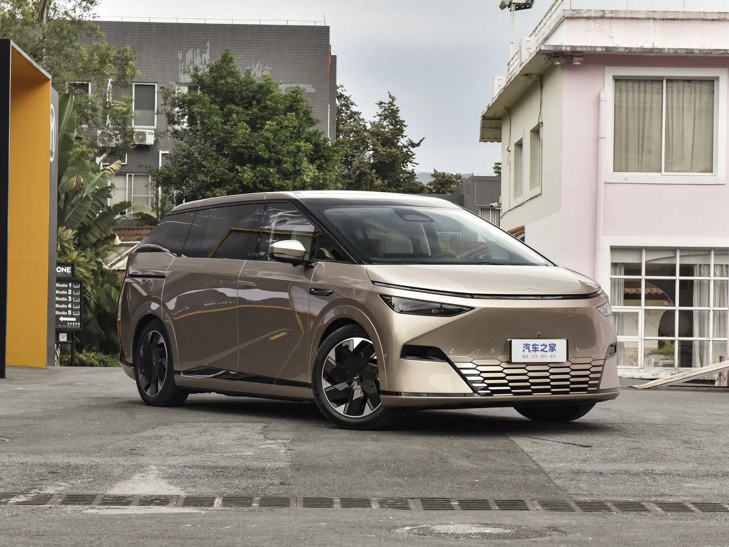 xpeng_X9_1_generation__Minivan__7.jpg