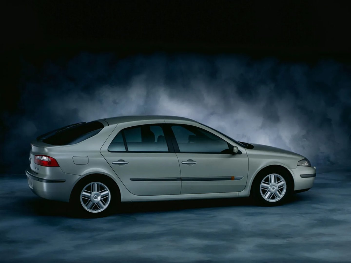 Renault_Laguna_2_generation__Liftback__1.jpg