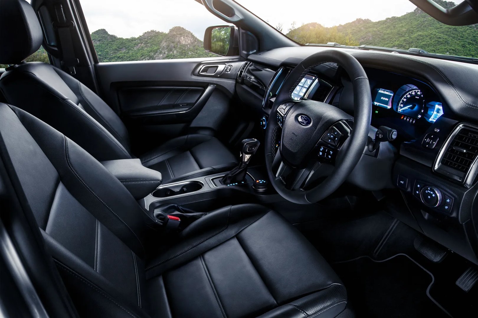 Ford_Everest_2_generation__SUV_5-doors__10.jpg