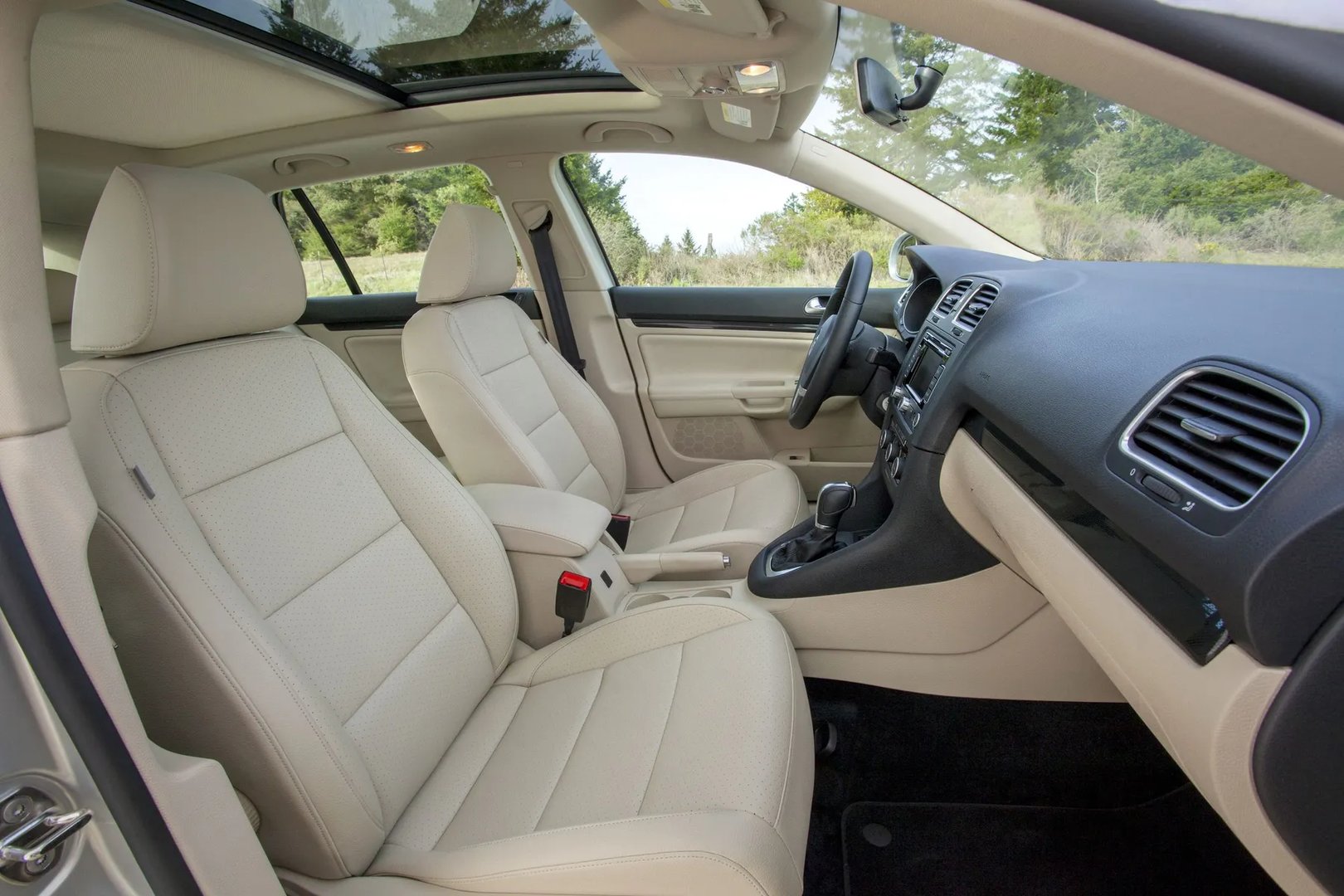 Volkswagen_Jetta_6_generation__Estate_5-door__11.jpg