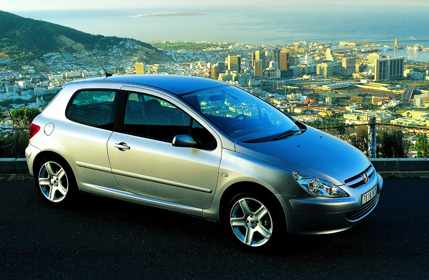 Peugeot_307_1_generation__Hatchback_3-door__5.jpg