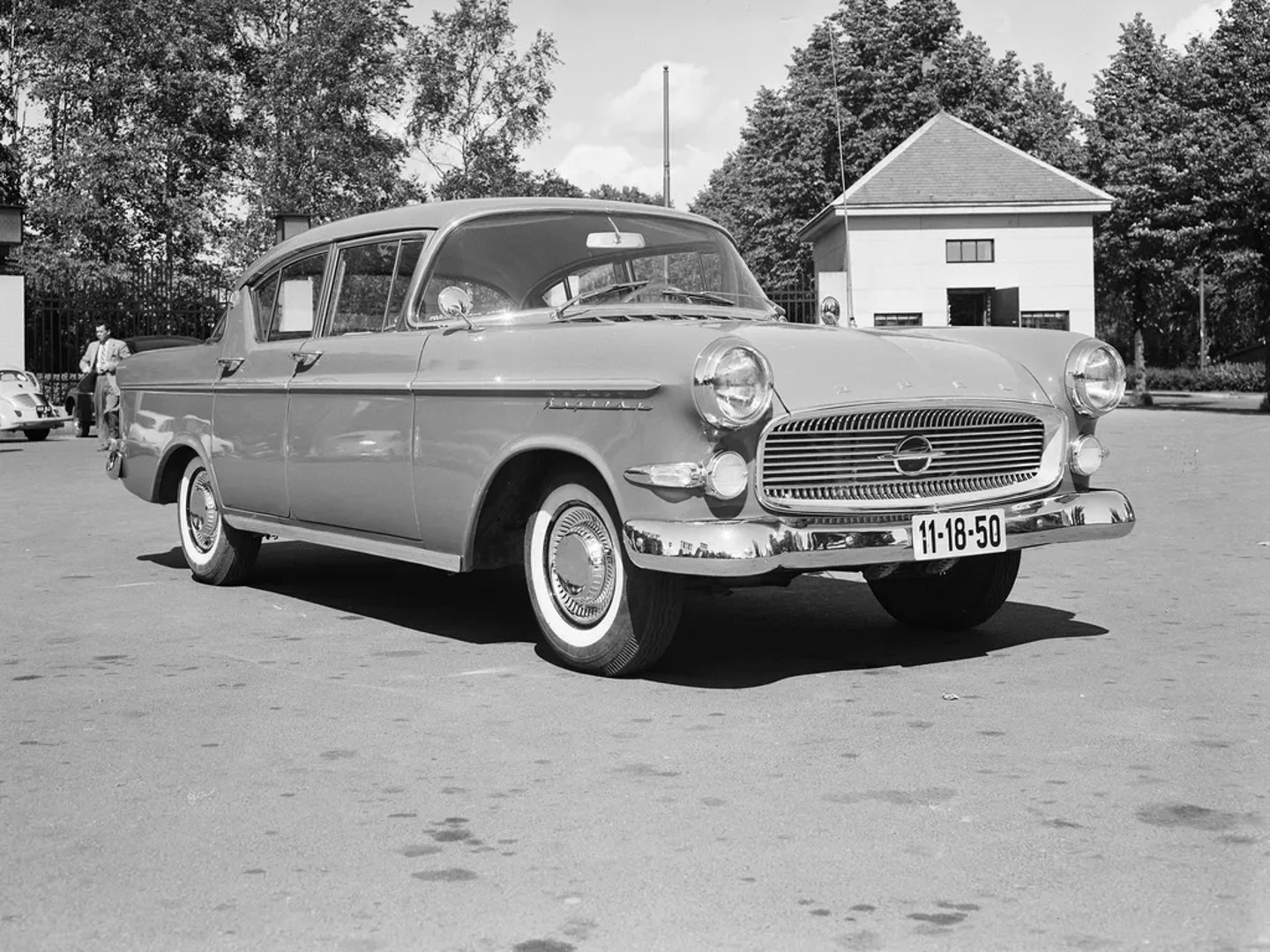 Opel_Kapitan_3_generation__Sedan__4.jpg