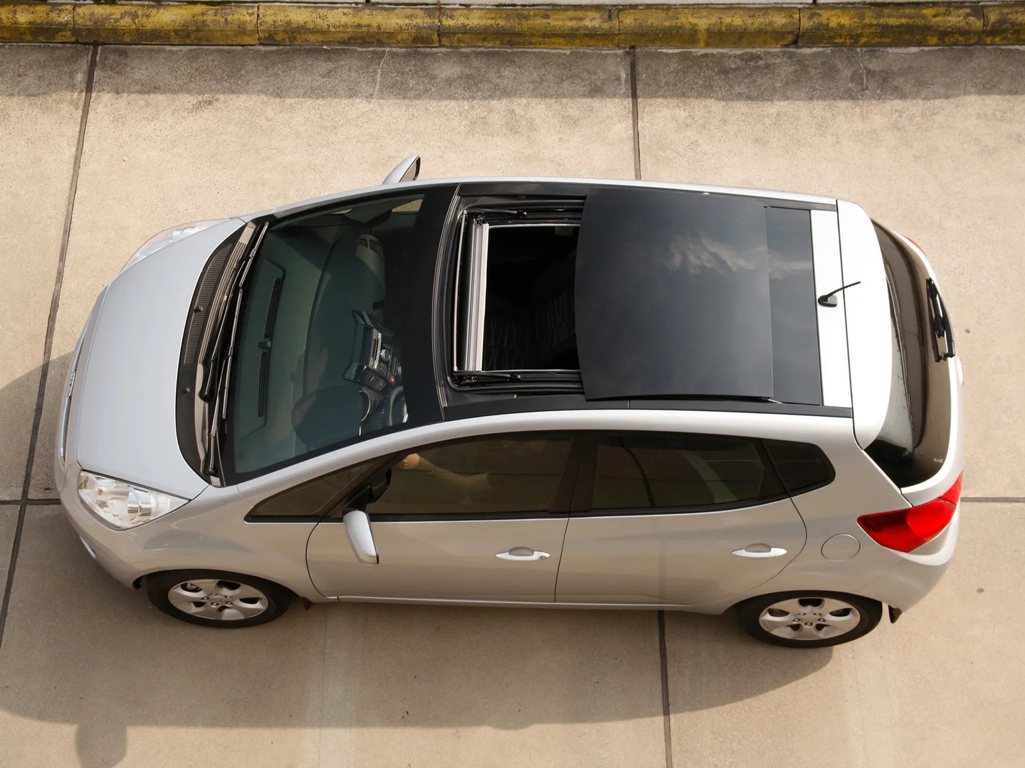 Kia_Venga_1_generation__Mini_5-doors__10.jpg