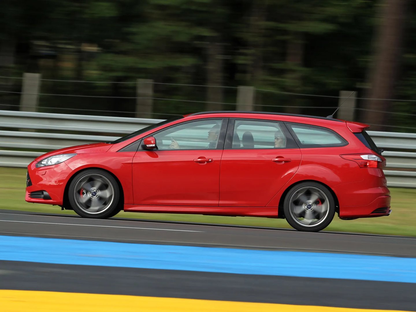 Ford_Focus_ST_3_generation__Estate_5-door__4.jpg