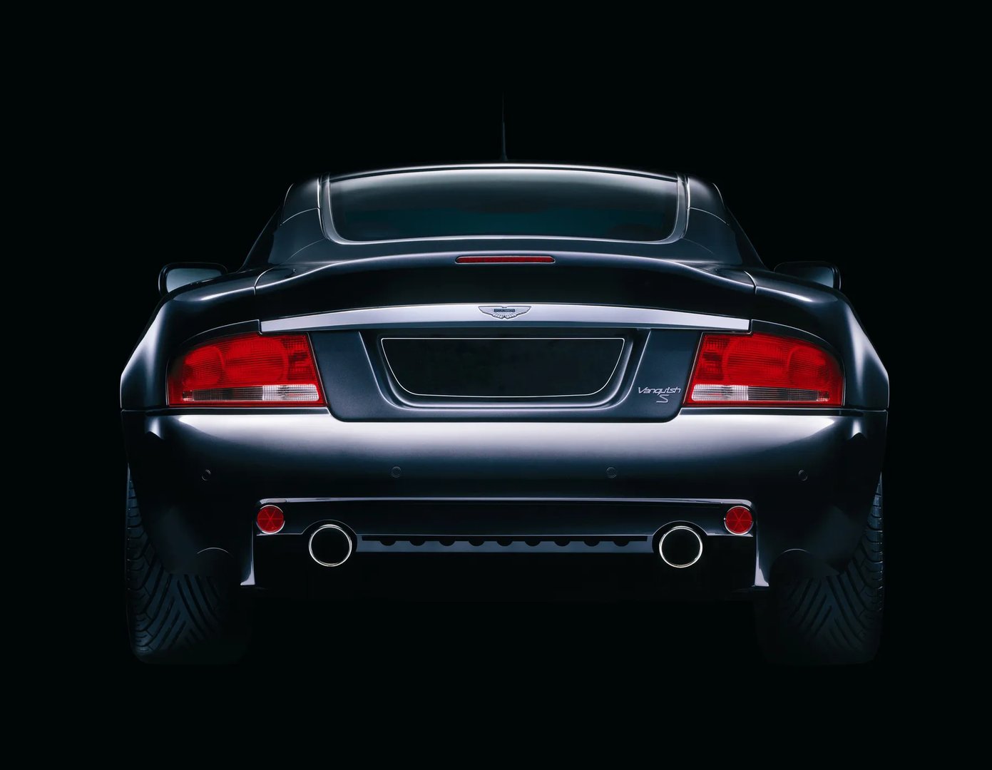 Aston Martin_Vanquish_1_generation__Coupe__3.jpg