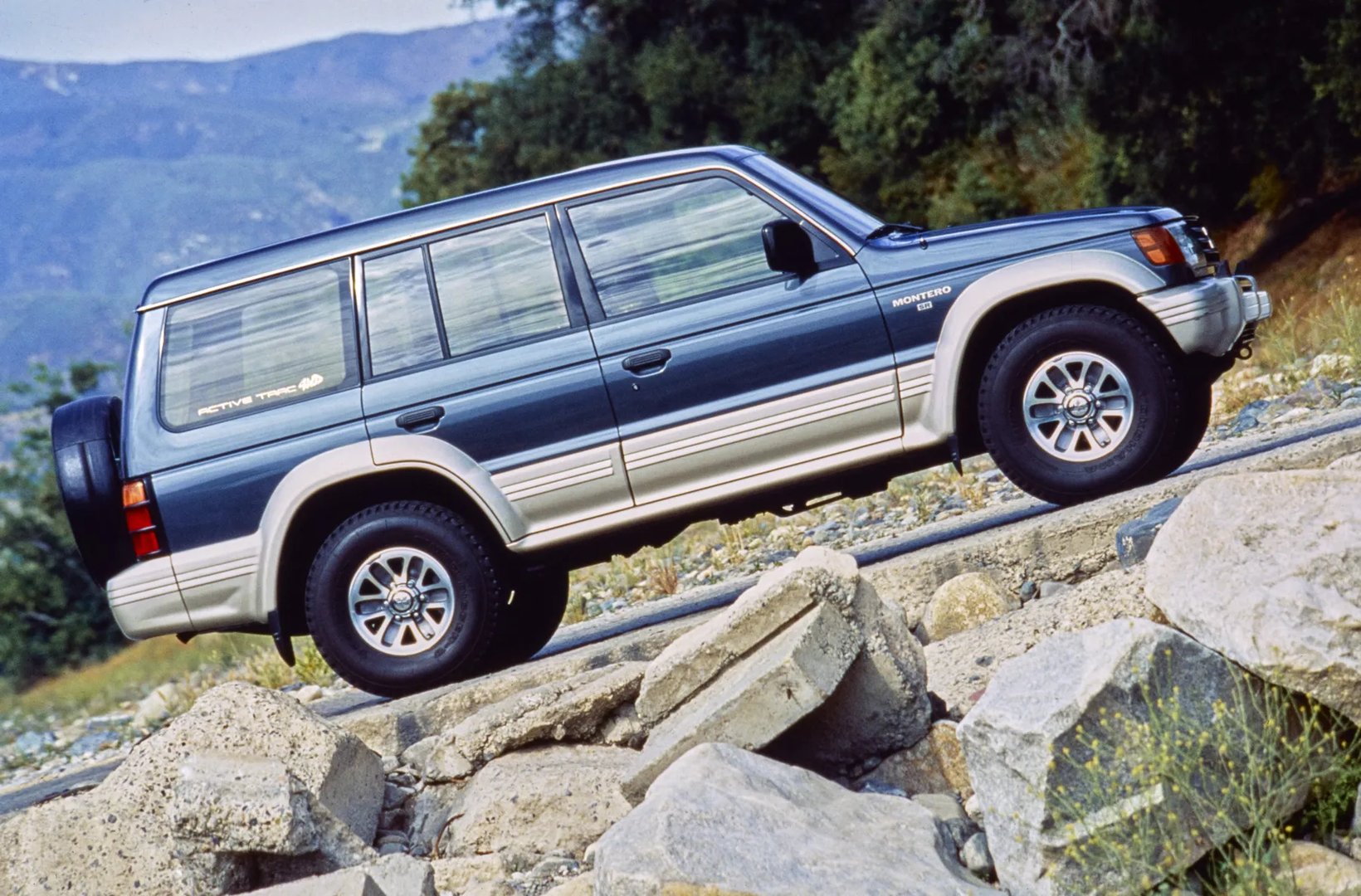 Mitsubishi_Montero_2_generation__SUV_5-doors__2.jpg