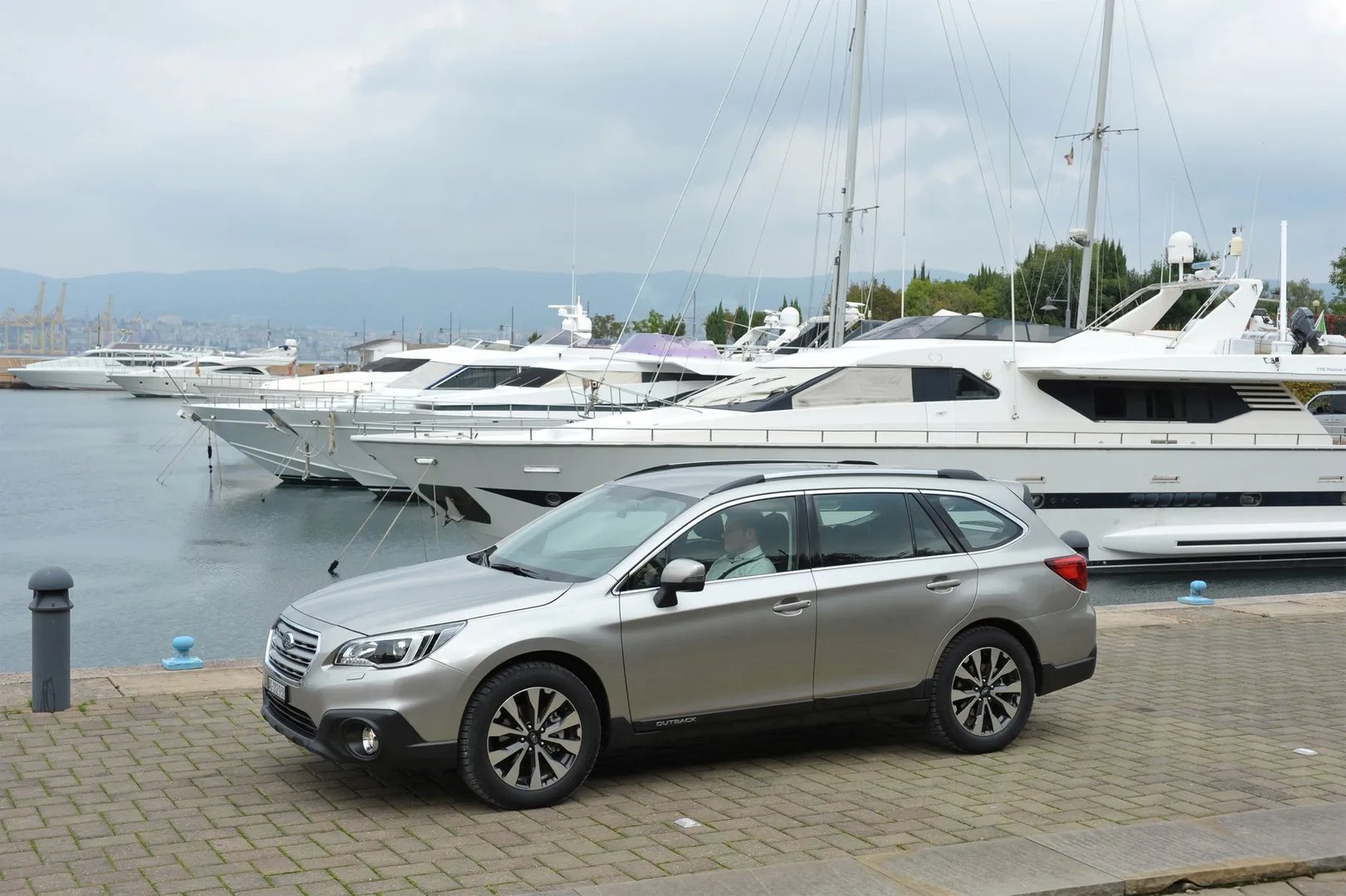 Subaru_Outback_5_generation__Estate_5-door__9.jpg