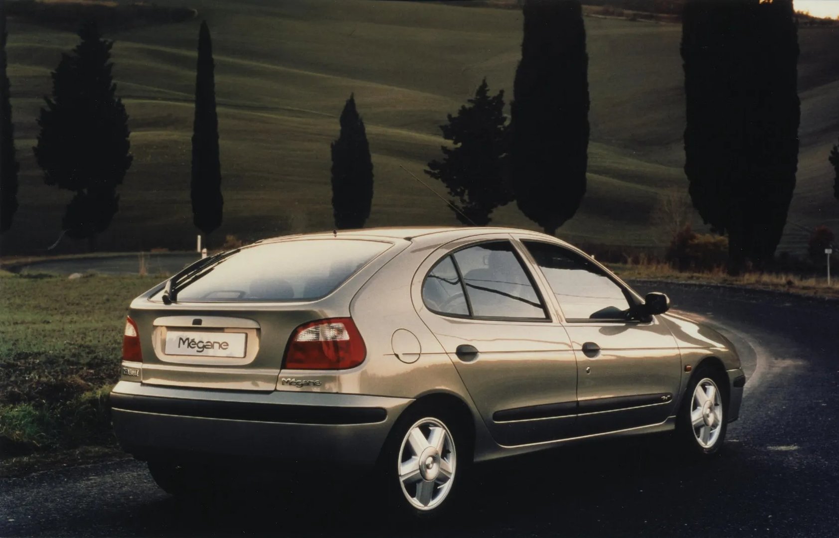 Renault_Megane_1_generation_restyling__Hatchback_5-door__4.jpg