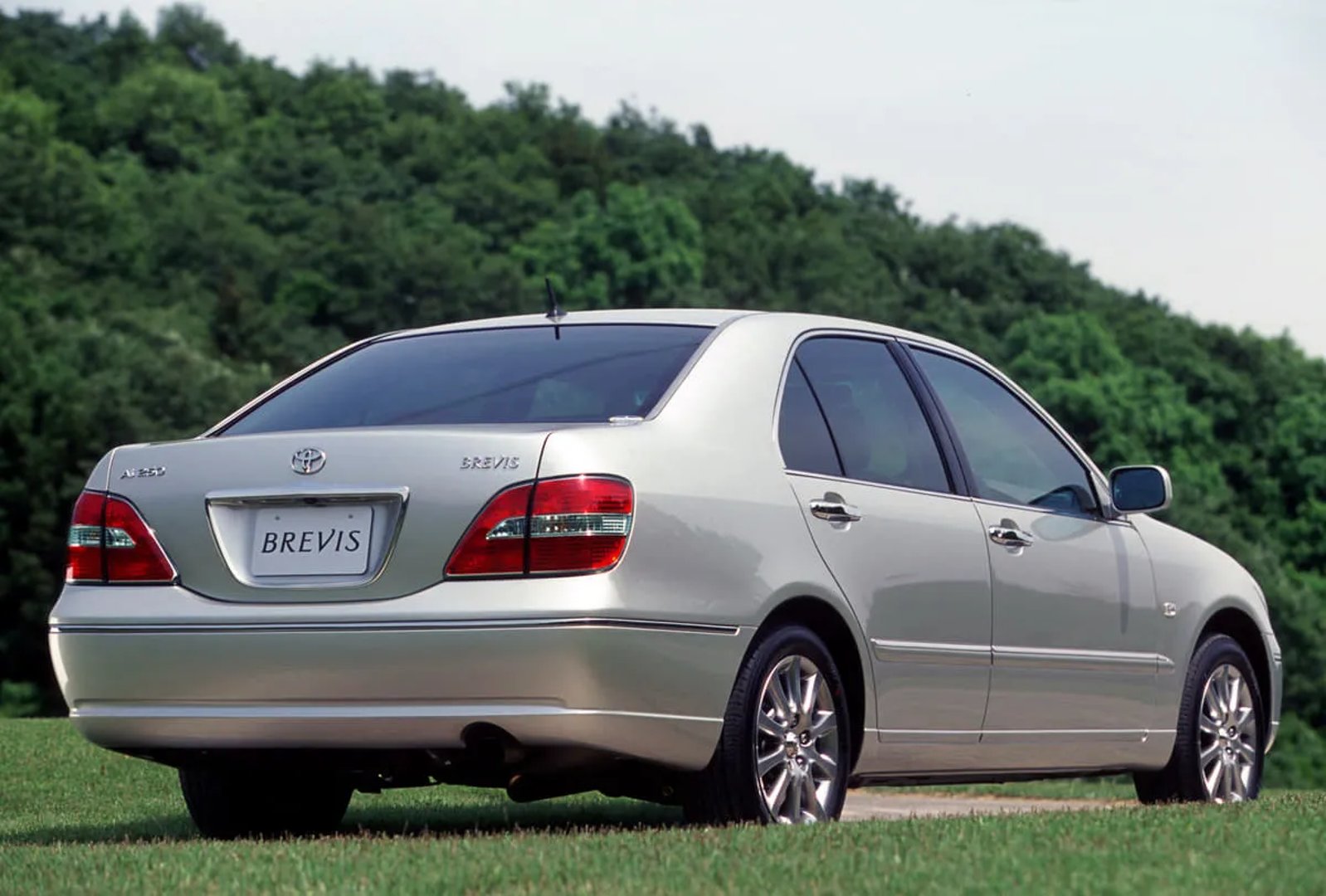 Toyota_Brevis_1_generation__Sedan__2.jpg