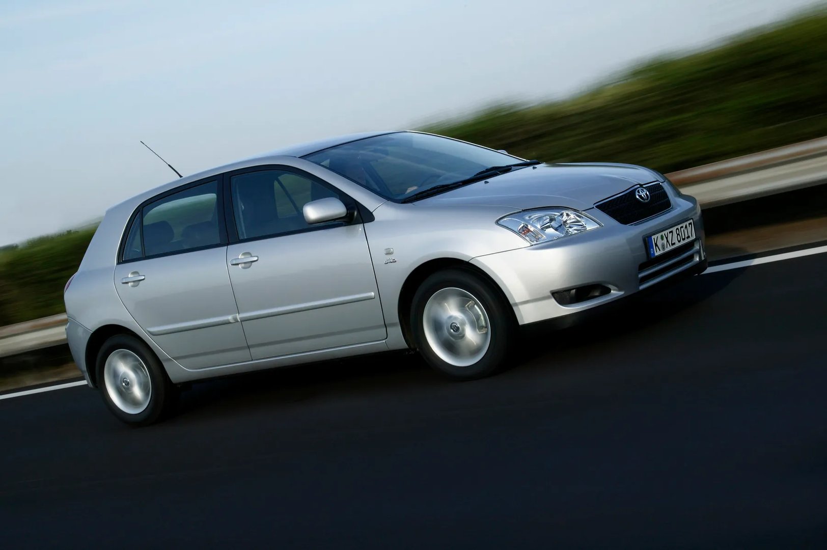 Toyota_Corolla_9_generation__Hatchback_5-door__6.jpg
