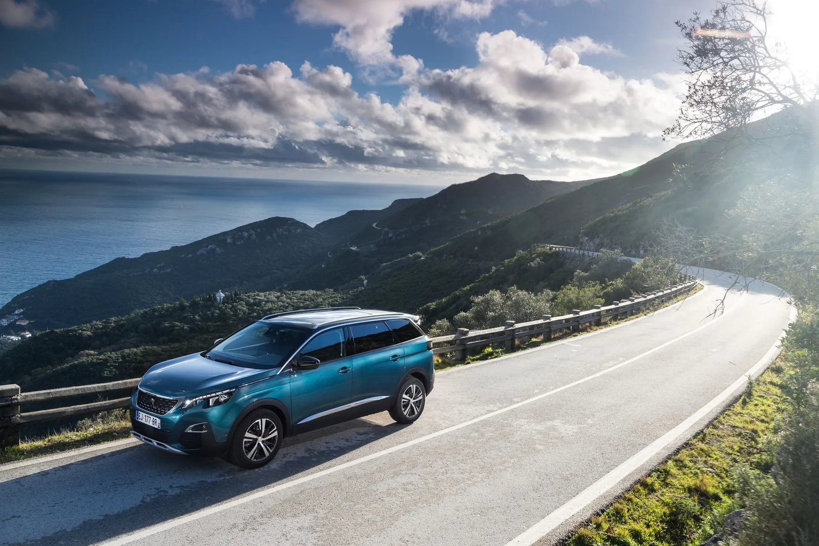 Peugeot_5008_2_generation__SUV_5-doors__1.jpg