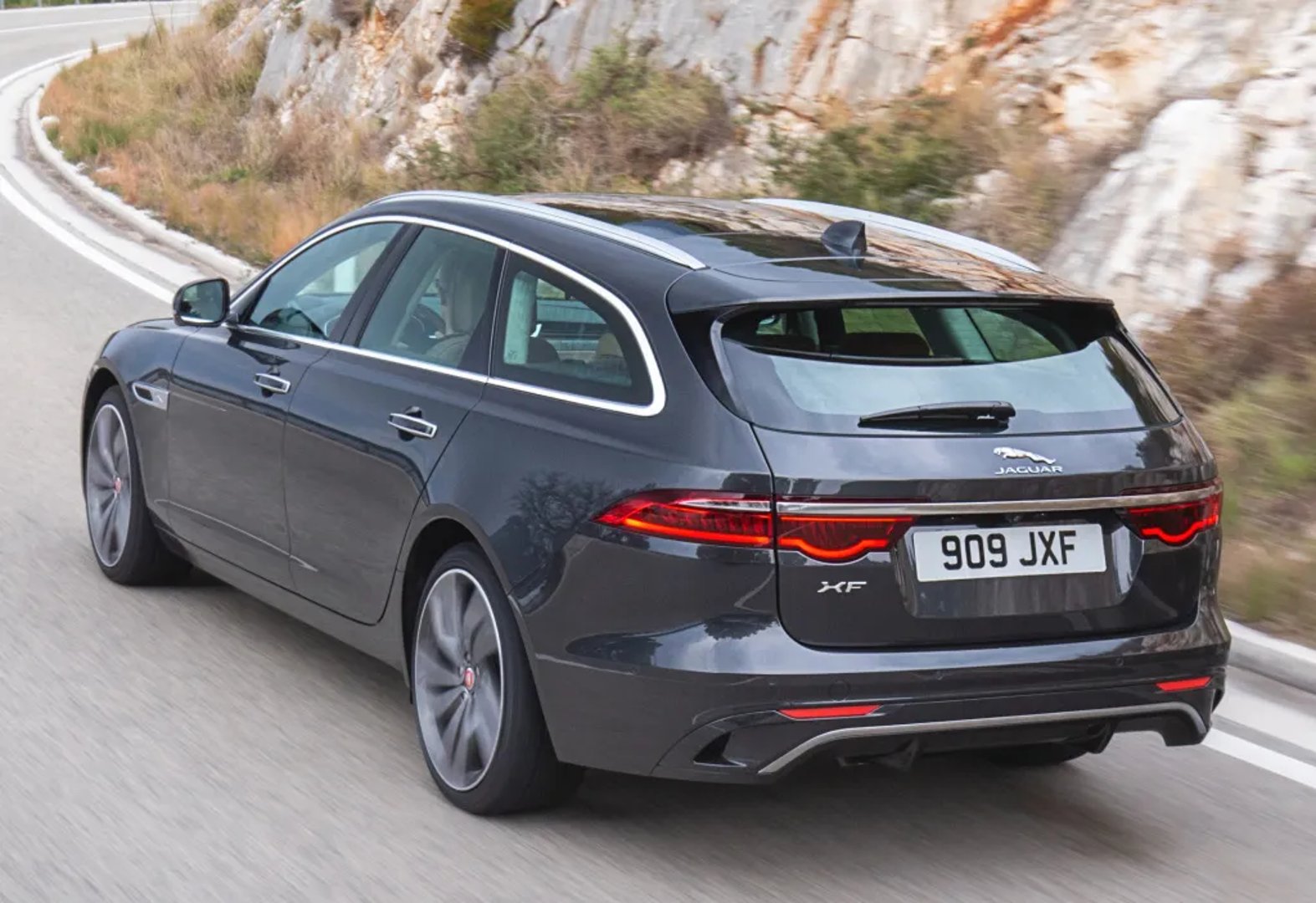 Jaguar_XF_2_generation_restyling__Estate_5-door__12.jpg