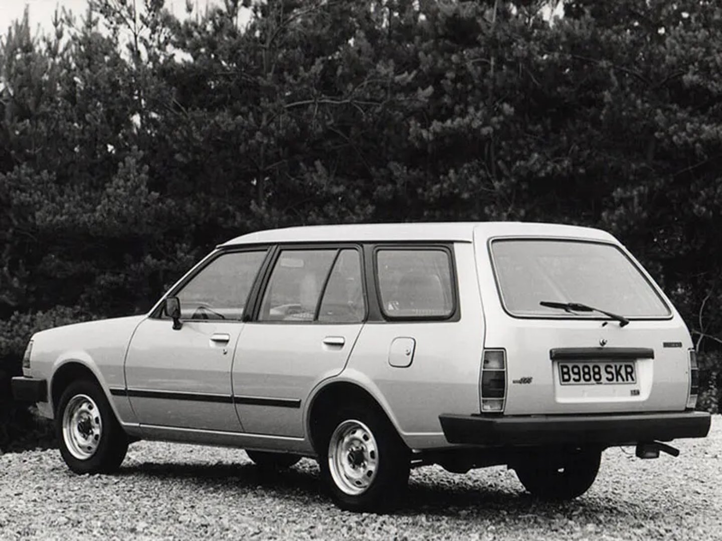 Mazda_323_Lantis_2_generation__Estate_5-door__2.jpg