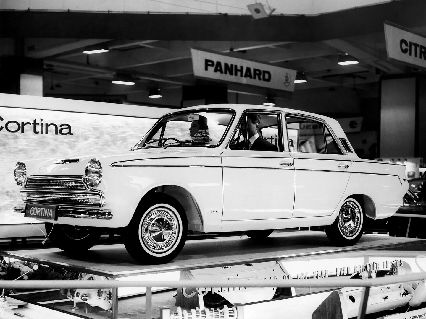 Ford_Cortina_1_generation__Sedan__2.jpg