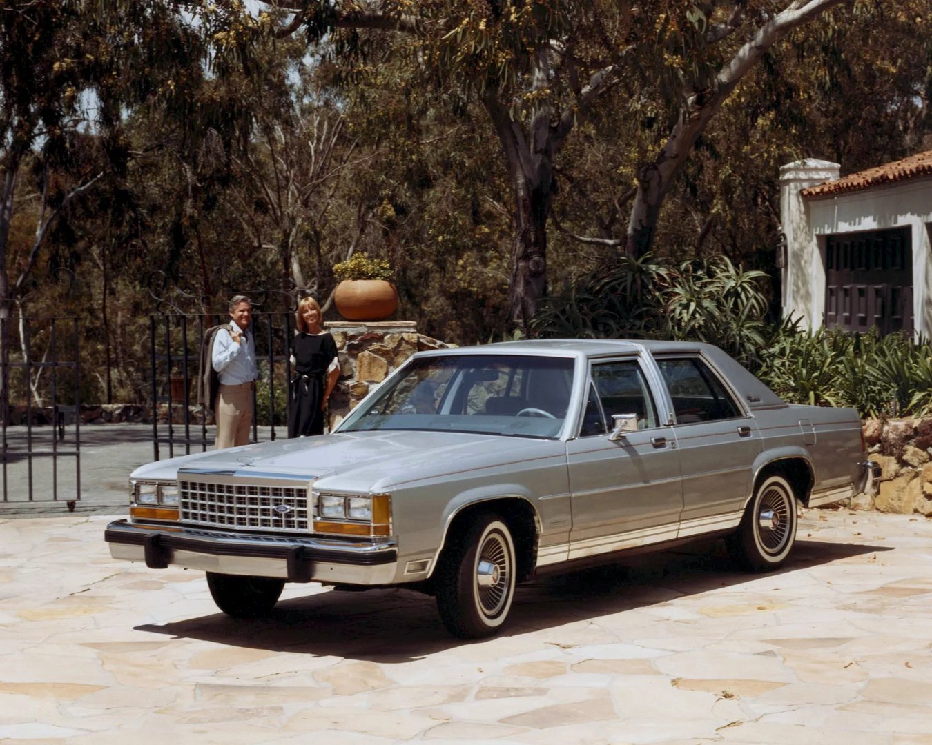Ford_LTD_Crown_Victoria_1_generation__Sedan__4.jpg