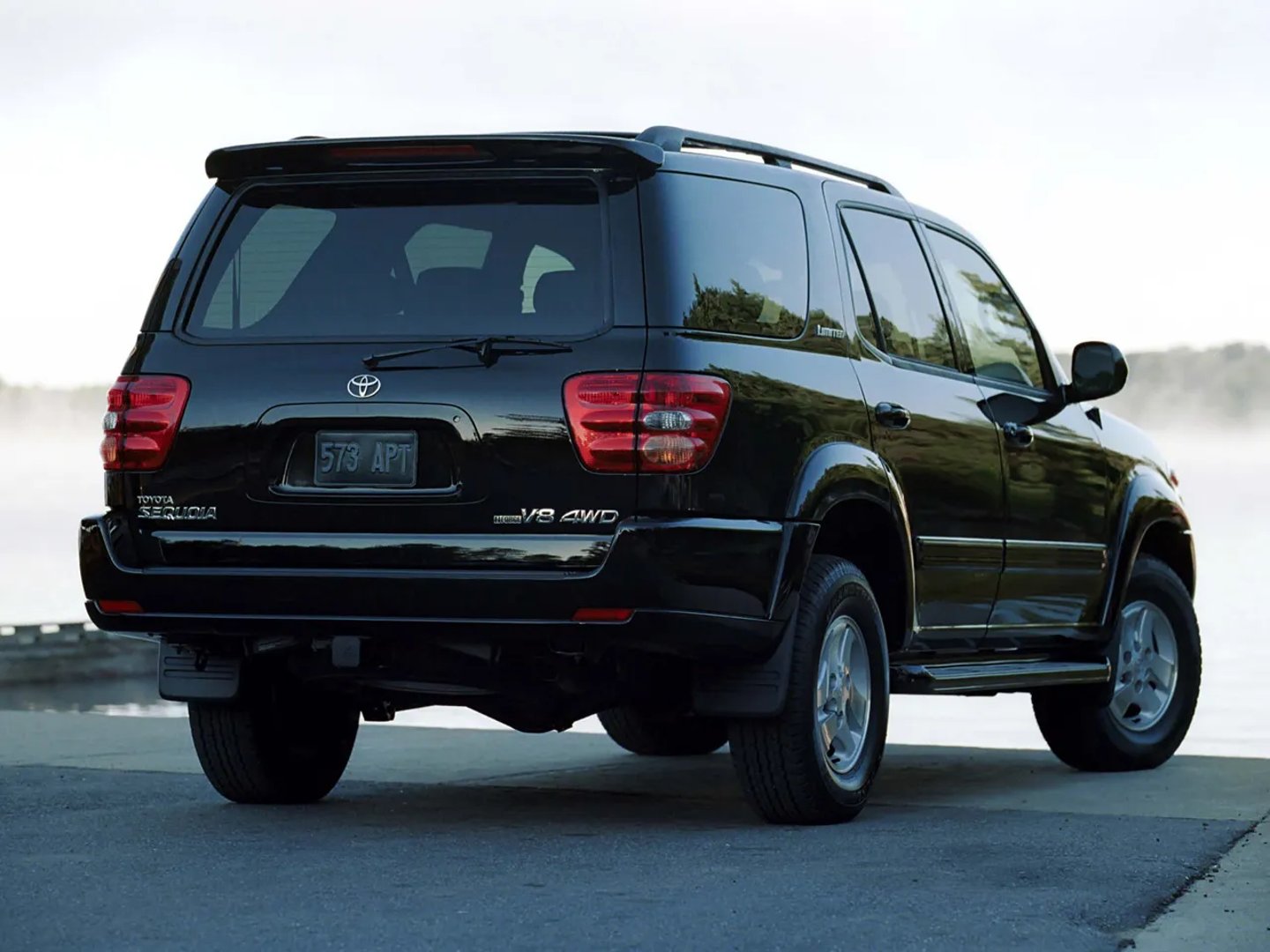 Toyota_Sequoia_1_generation__SUV_5-doors__5.jpg