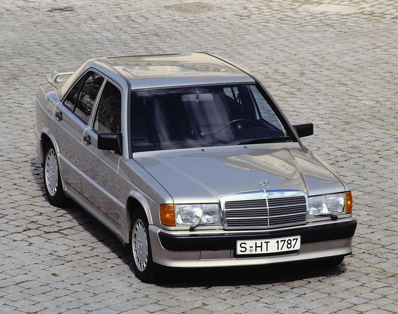 Mercedes_190_(W201)_1_generation__Sedan__6.jpg