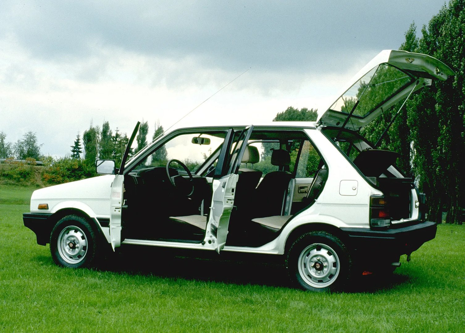 Subaru_Justy_1_generation__Mini_5-doors__2.jpg