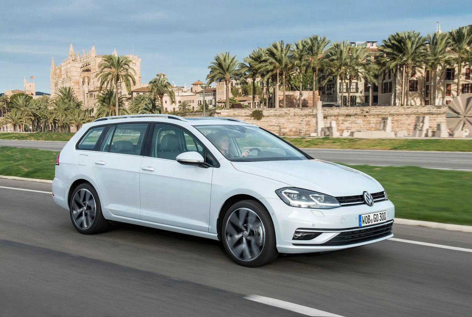 Volkswagen_Golf_7_generation_restyling__Estate_5-door__8.jpg