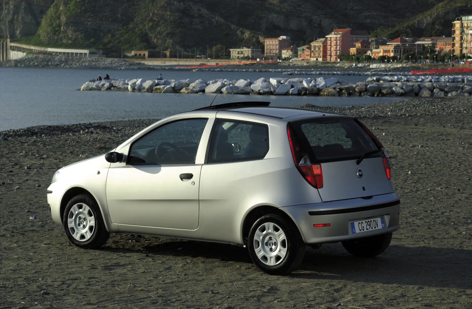 Fiat_Punto_2_generation_restyling__Mini_3-doors__10.jpg