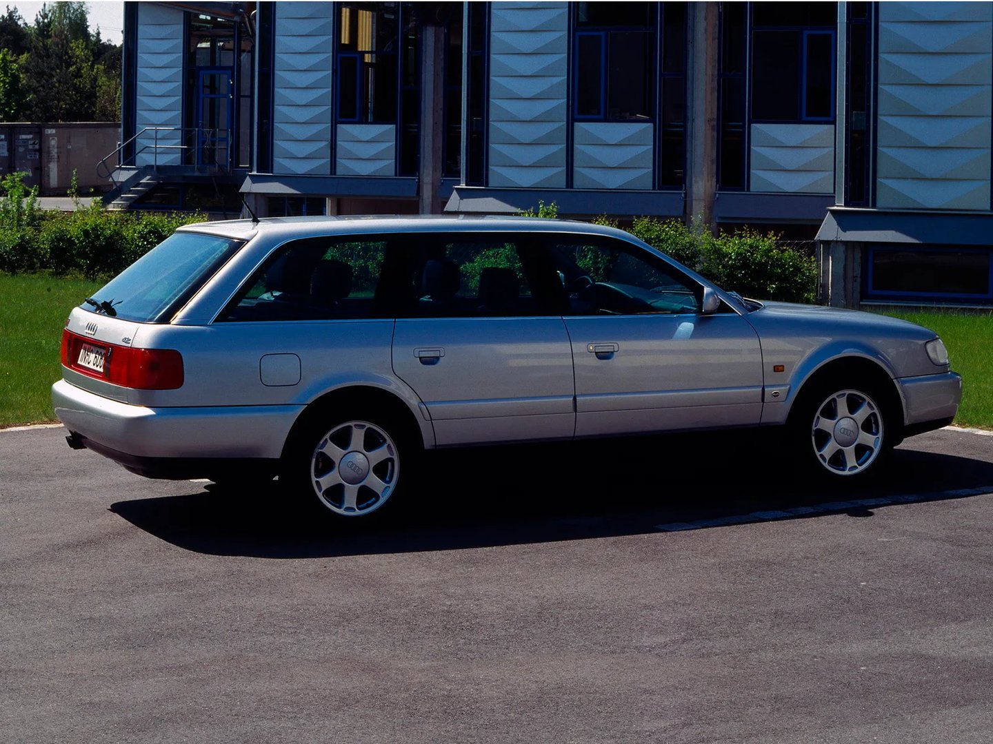 Audi_S6_1_generation__Estate_5-door__7.jpg