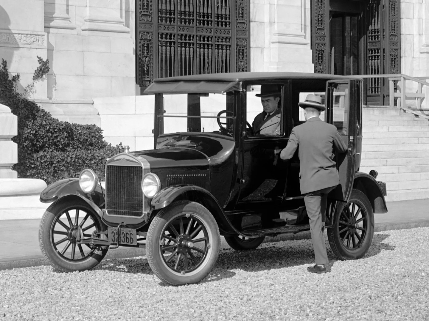 Ford_Model_T_1_generation__Sedan__3.jpg