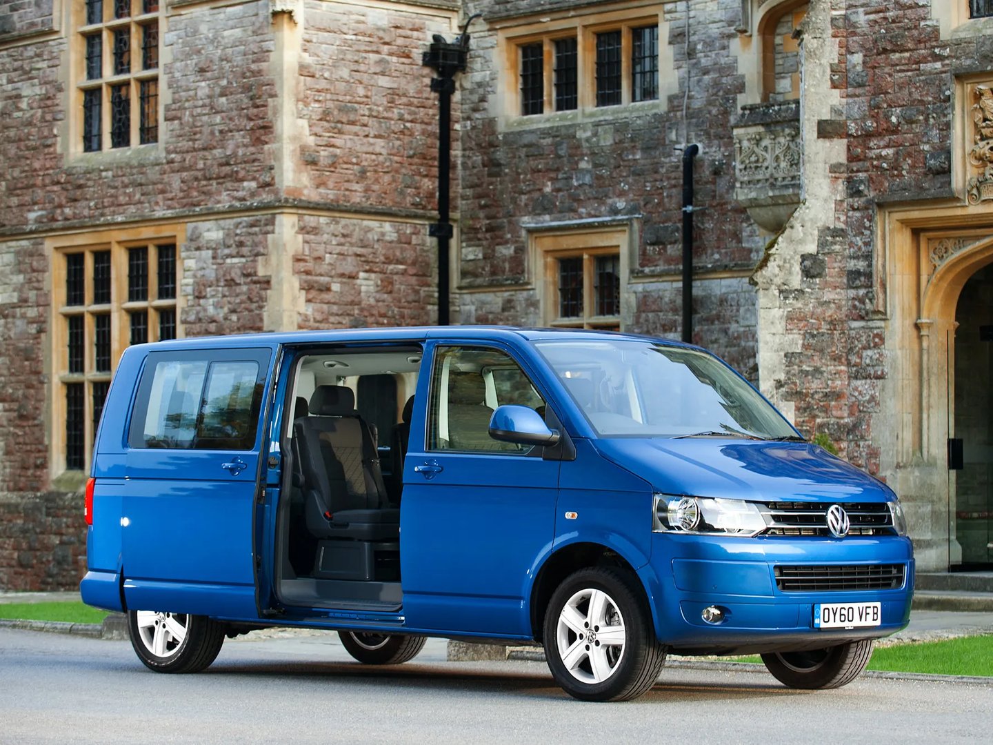 Volkswagen_Caravelle_5_generation_restyling__Minivan__8.jpg
