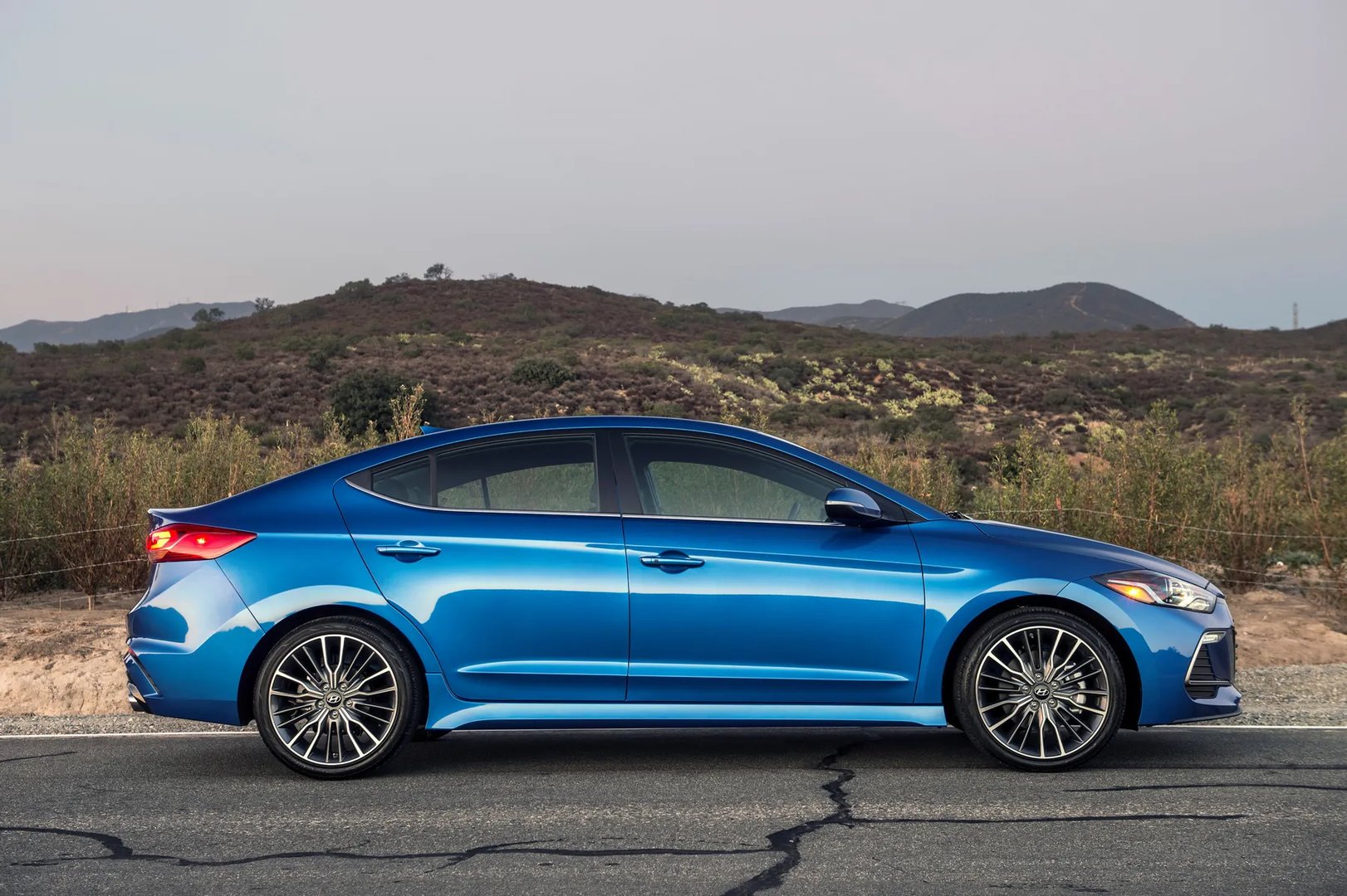 Hyundai_Elantra_6_generation__Sedan__10.jpg