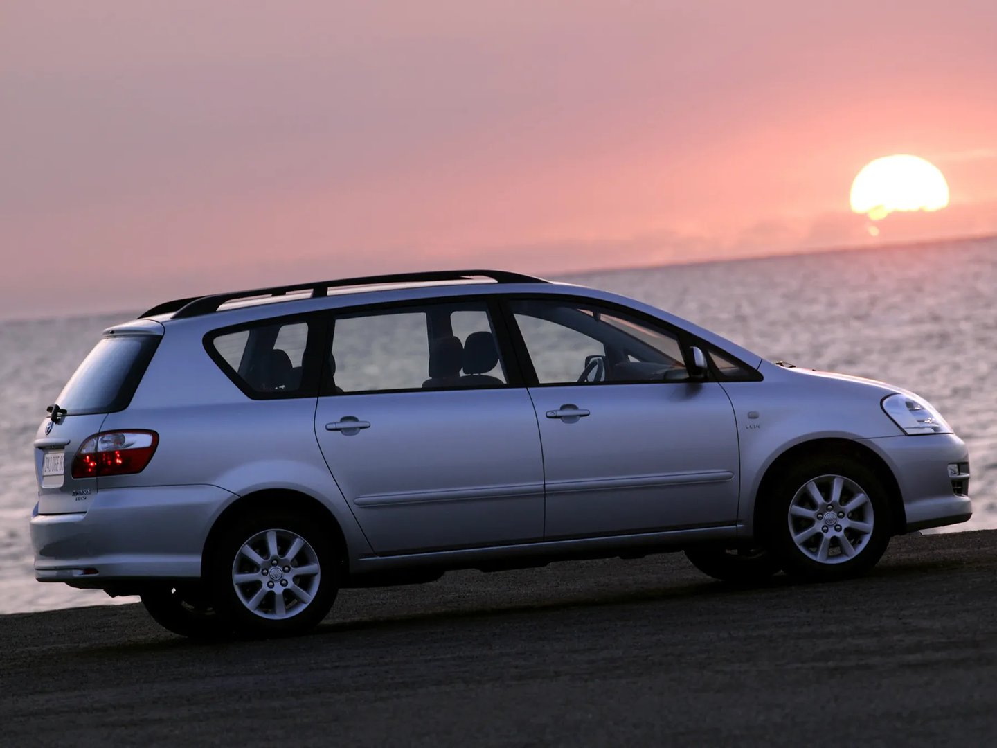 Toyota_Avensis_Verso_1_generation_restyling__Compact_Van__8.jpg