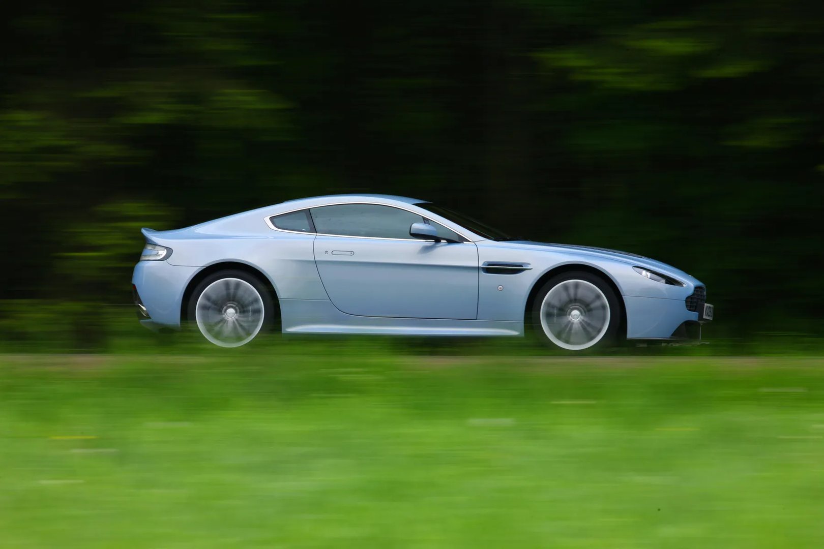 Aston Martin_V12_Vantage_1_generation__Coupe__3.jpg