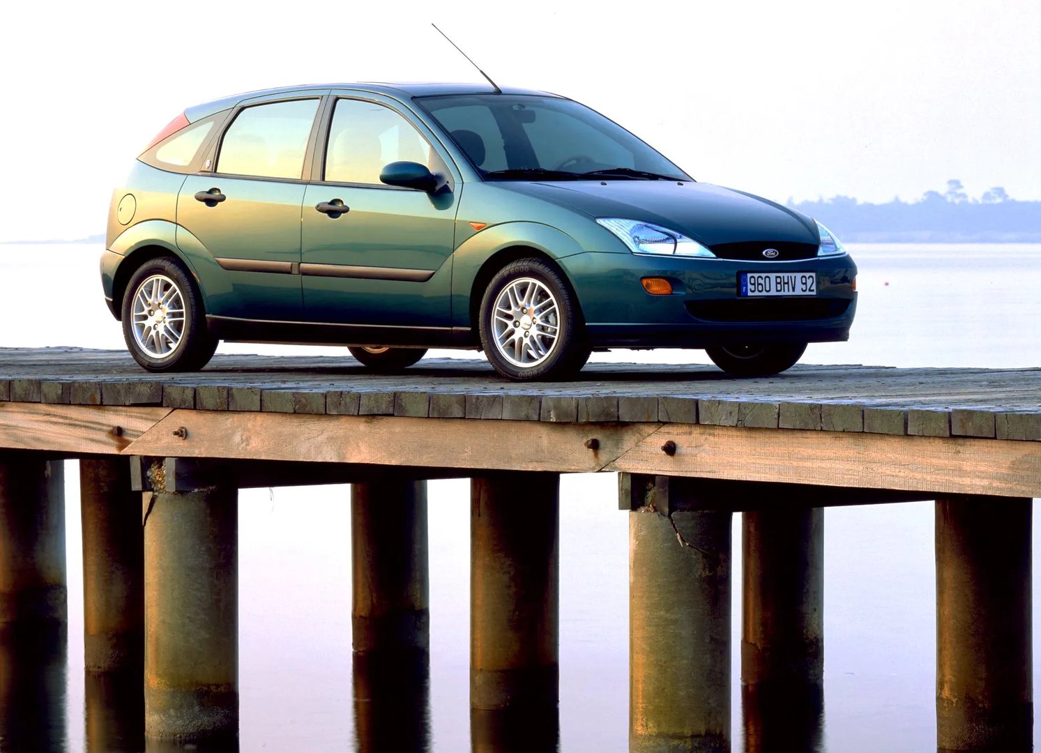 Ford_Focus_1_generation__Hatchback_5-door__8.jpg