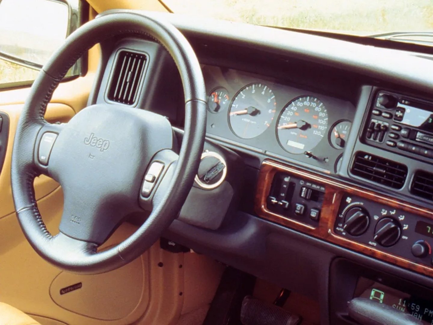 Jeep_Grand_Cherokee_1_generation_restyling__SUV_5-doors__11.jpg