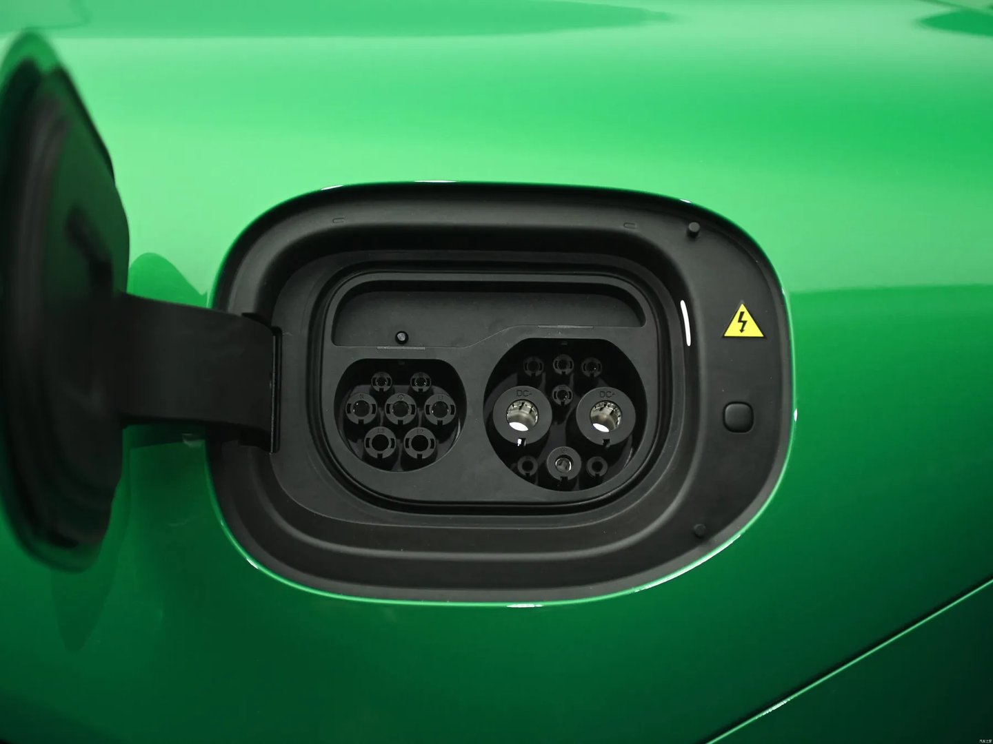 xiaomi_YU7_1_generation__SUV_5-doors__9.jpg