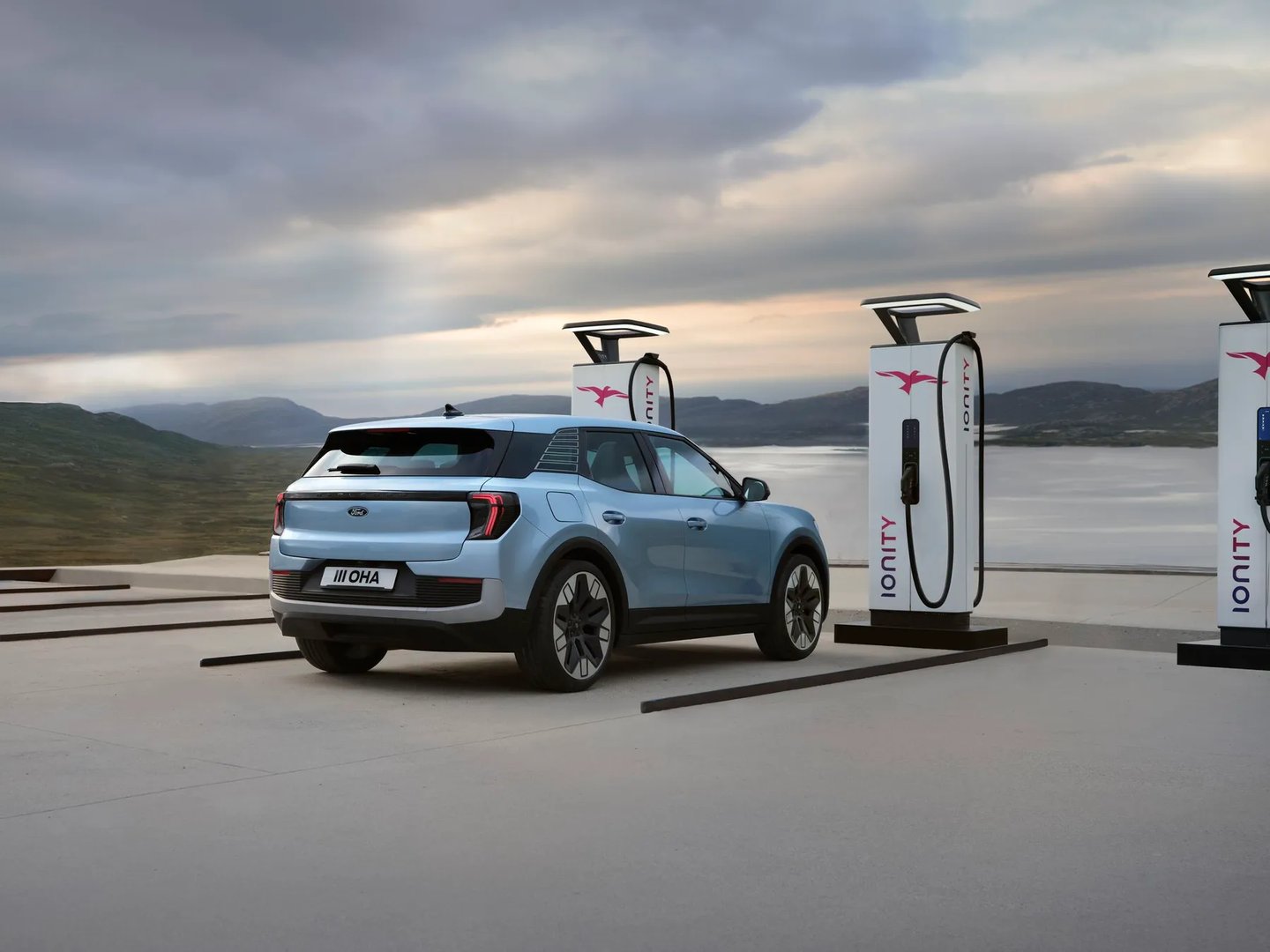 Ford_Explorer_EV_1_generation__SUV_5-doors__6.jpg