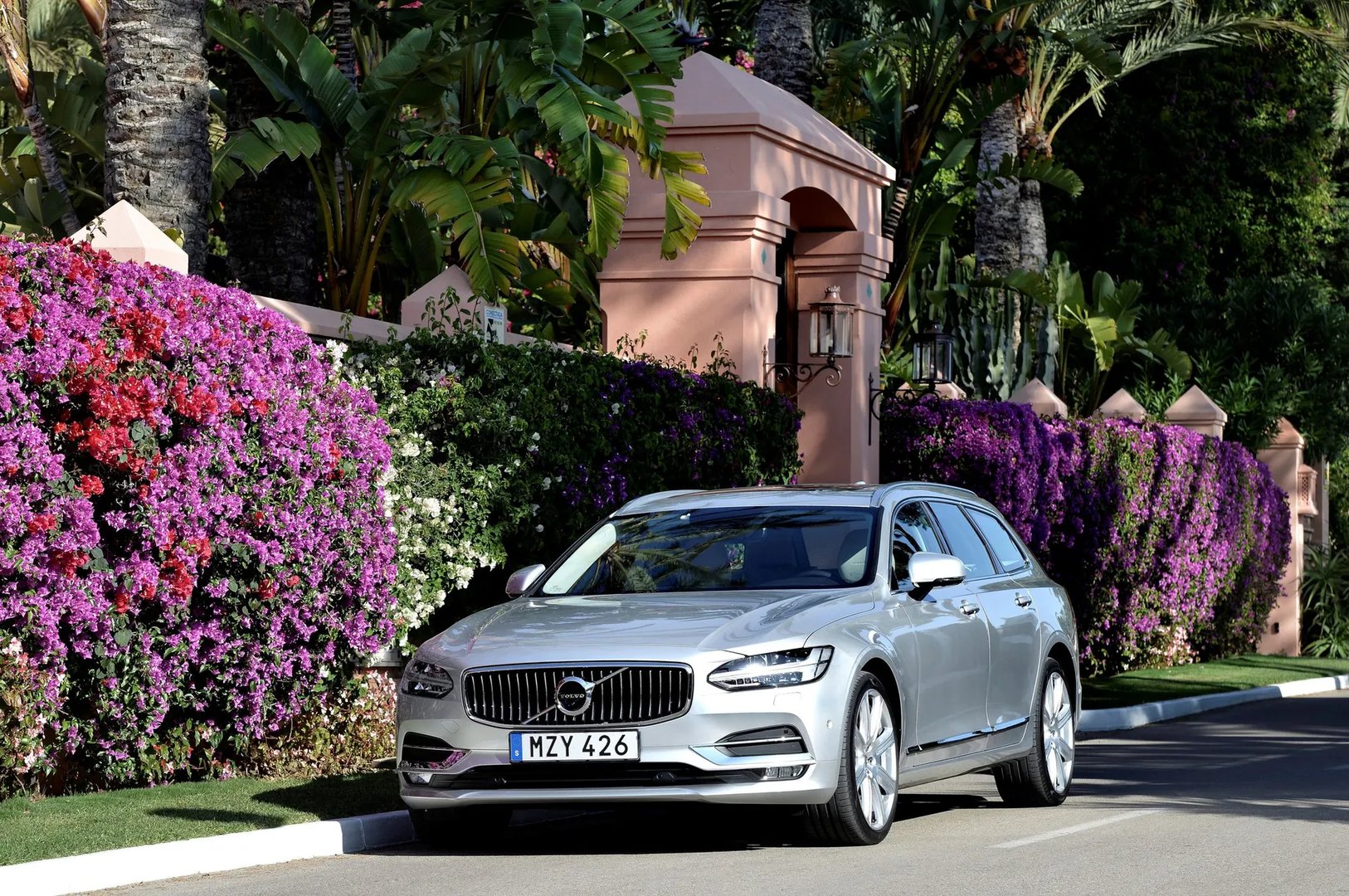 Volvo_V90_2_generation__Estate_5-door__10.jpg