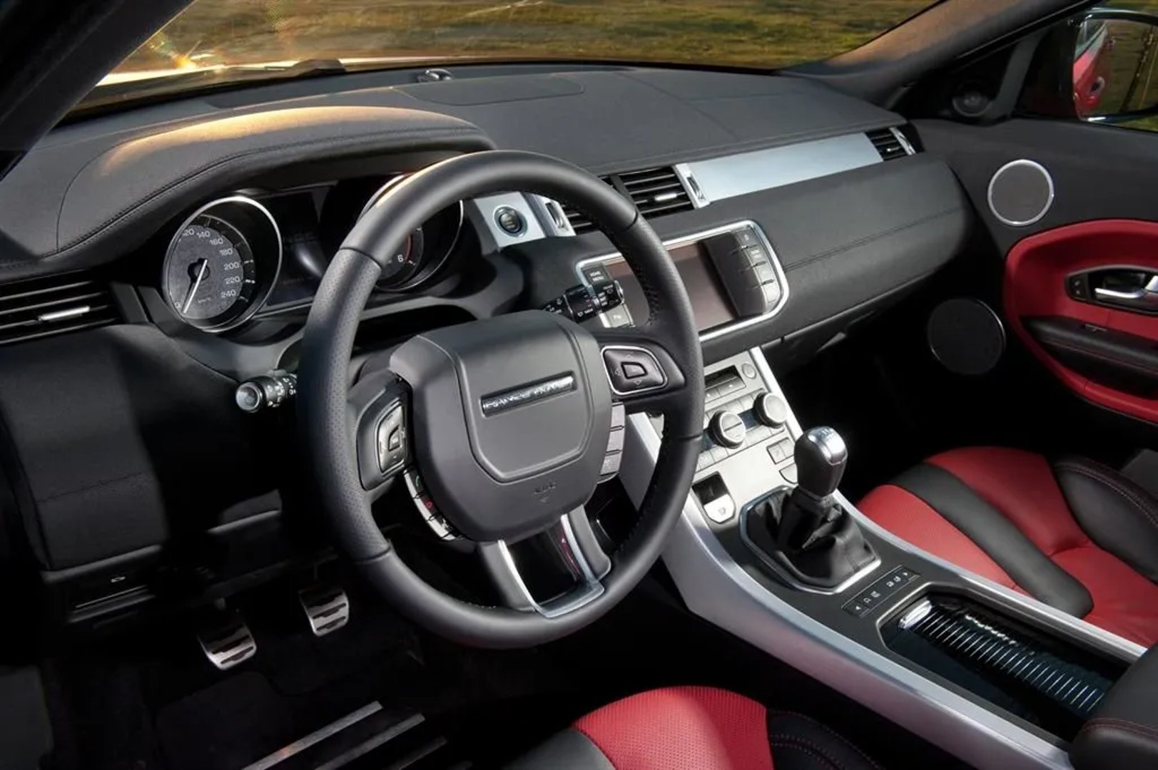 Land Rover_Range_Rover_Evoque_1_generation__SUV_3-doors__8.jpg