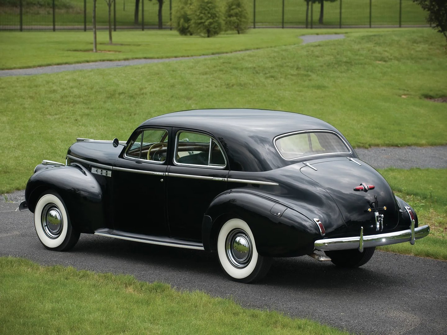 Buick_Roadmaster_3_generation__Sedan__1.jpg