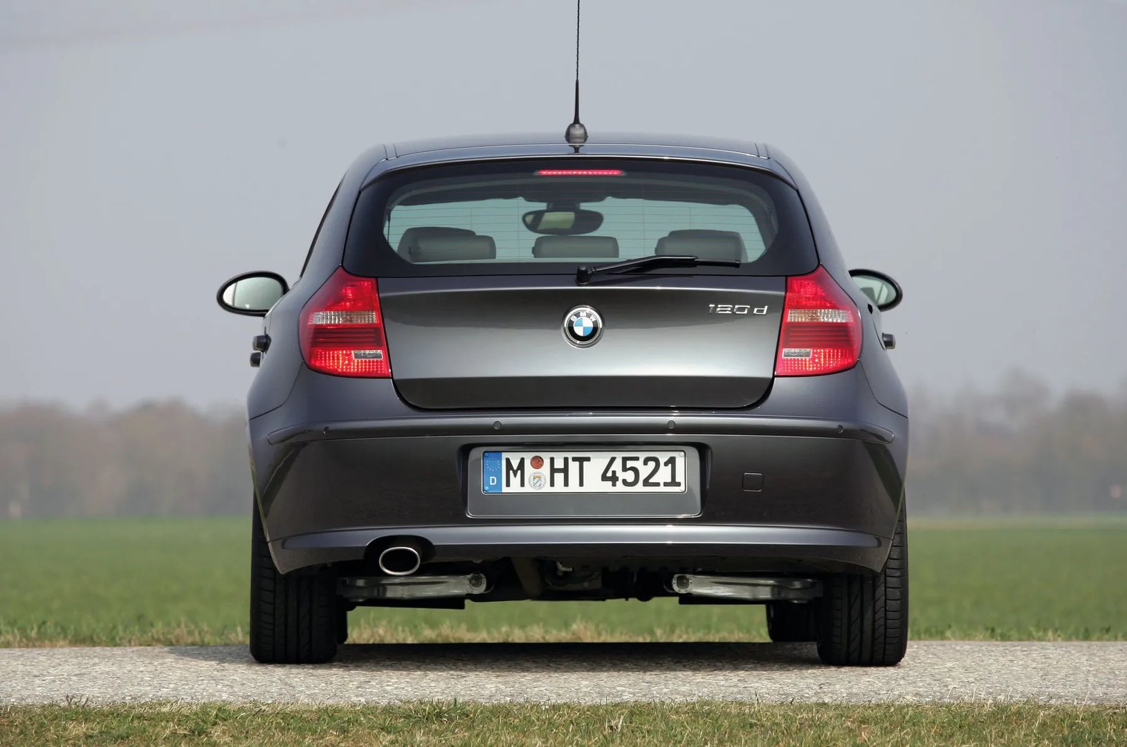 BMW_1_series_1_generation_restyling__Hatchback_5-door__8.jpg