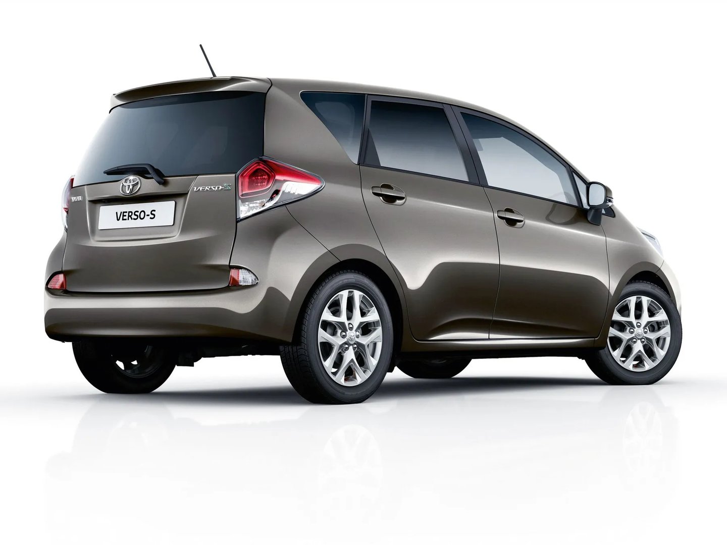 Toyota_Space_Verso_1_generation__Mini_5-doors__1.jpg