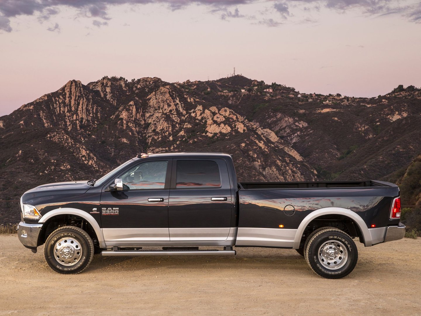 ram_3500_4_generation__Pickup_double-cab__7.jpg