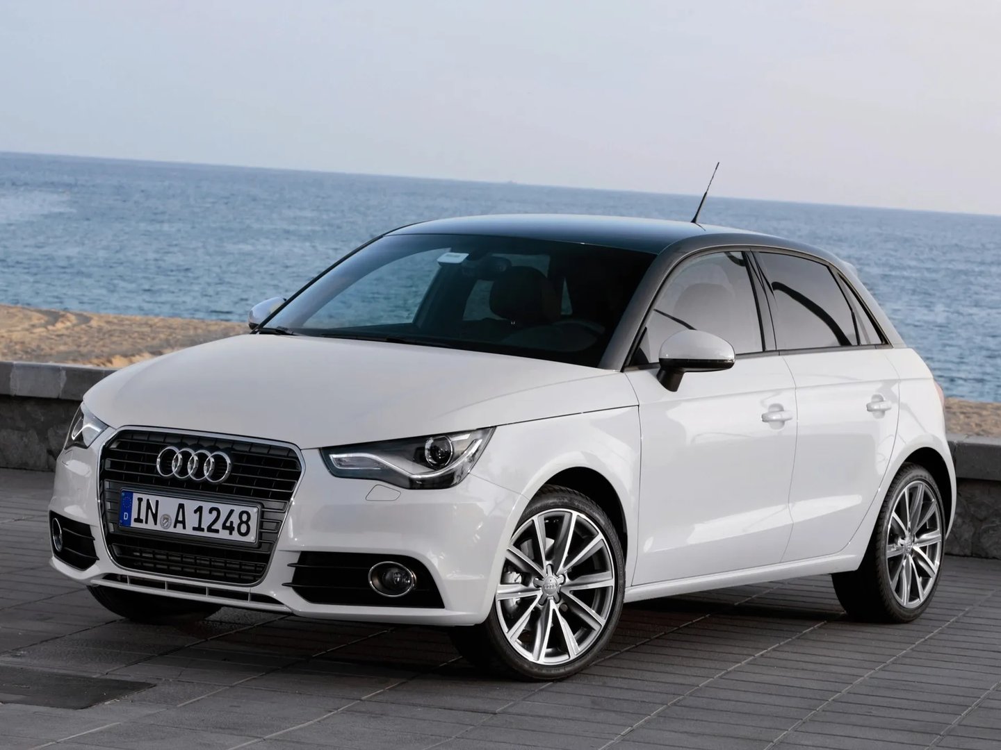 Audi_A1_1_generation__Mini_5-doors__4.jpg