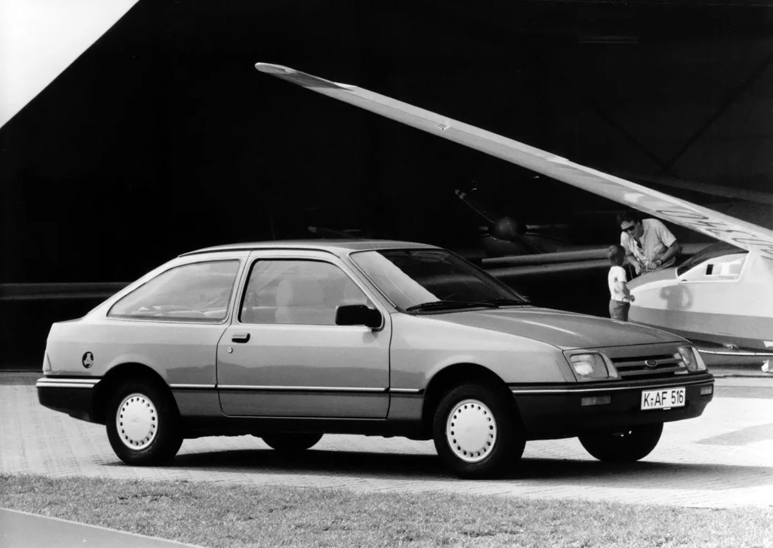 Ford_Sierra_1_generation__Hatchback_3-door__2.jpg