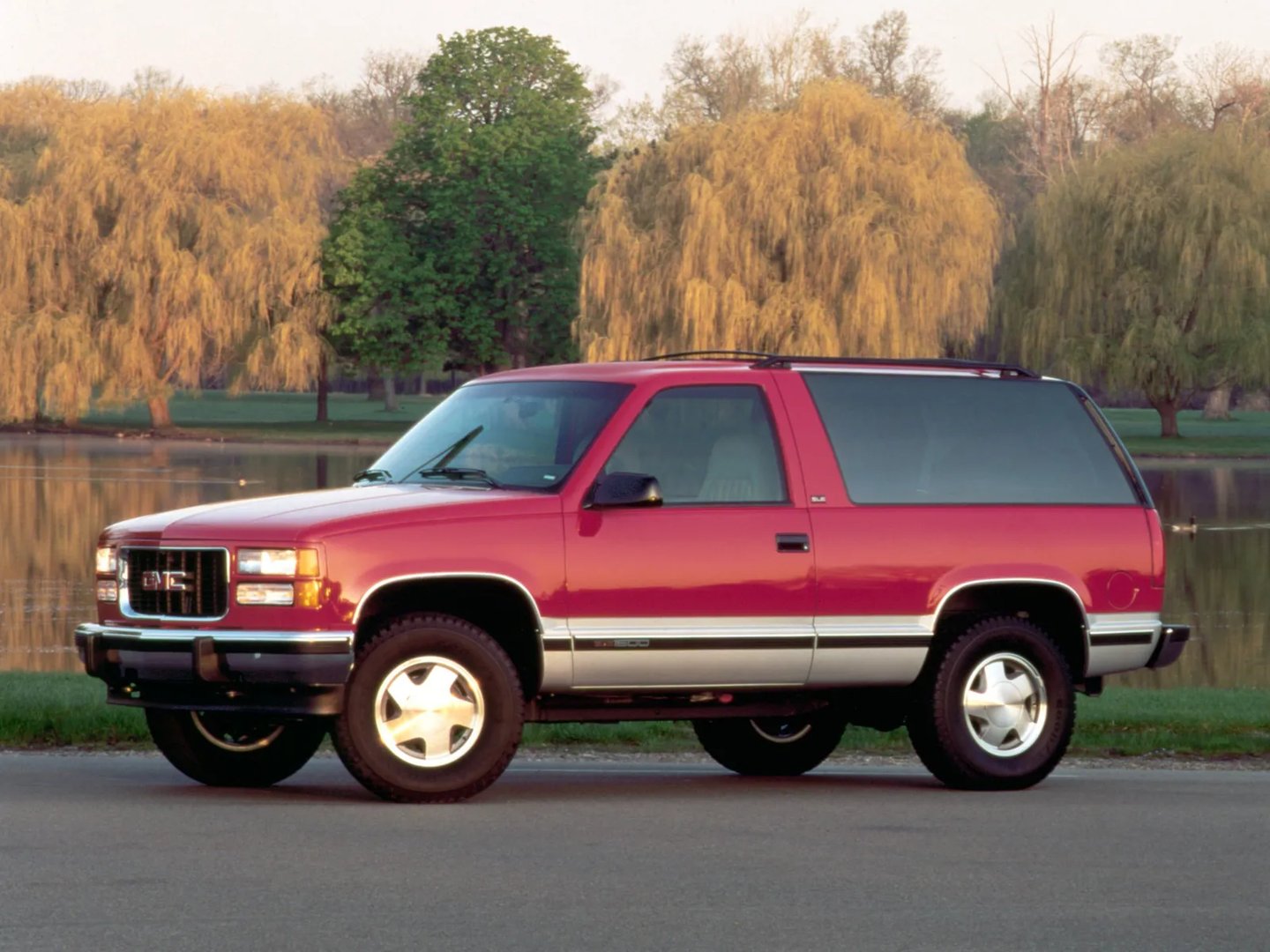 GMC_Yukon_1_generation__SUV_3-doors__1.jpg