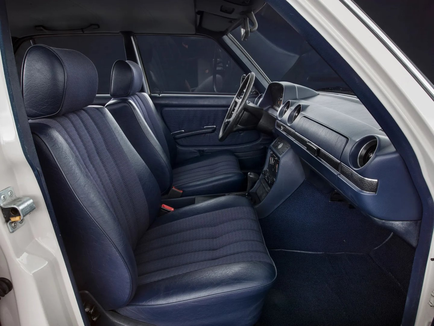 Mercedes_W123_1_generation__Sedan__13.jpg
