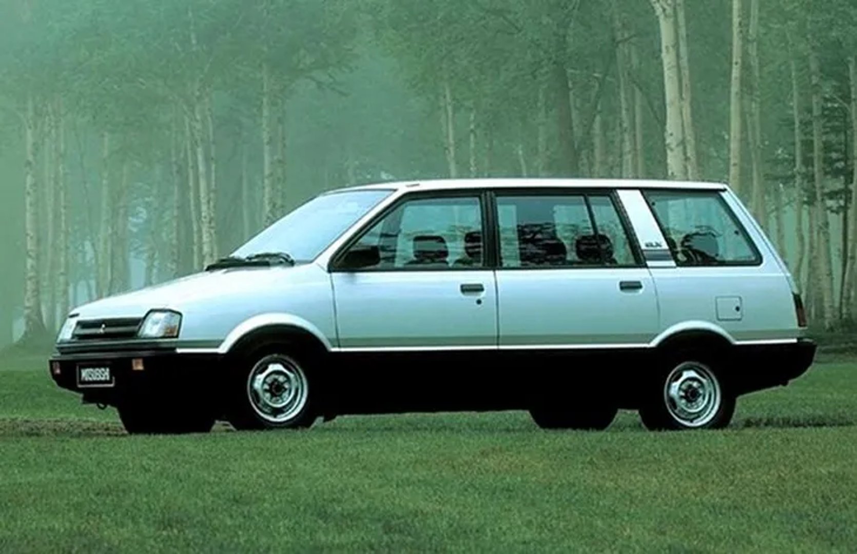 Mitsubishi_Chariot_1_generation__Compact_Van__3.jpg