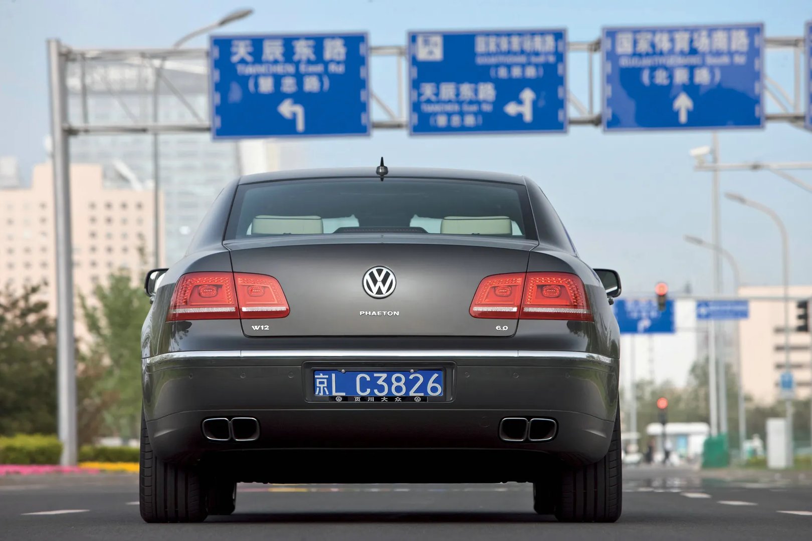 Volkswagen_Phaeton_1_generation_restyling_2__Sedan__6.jpg