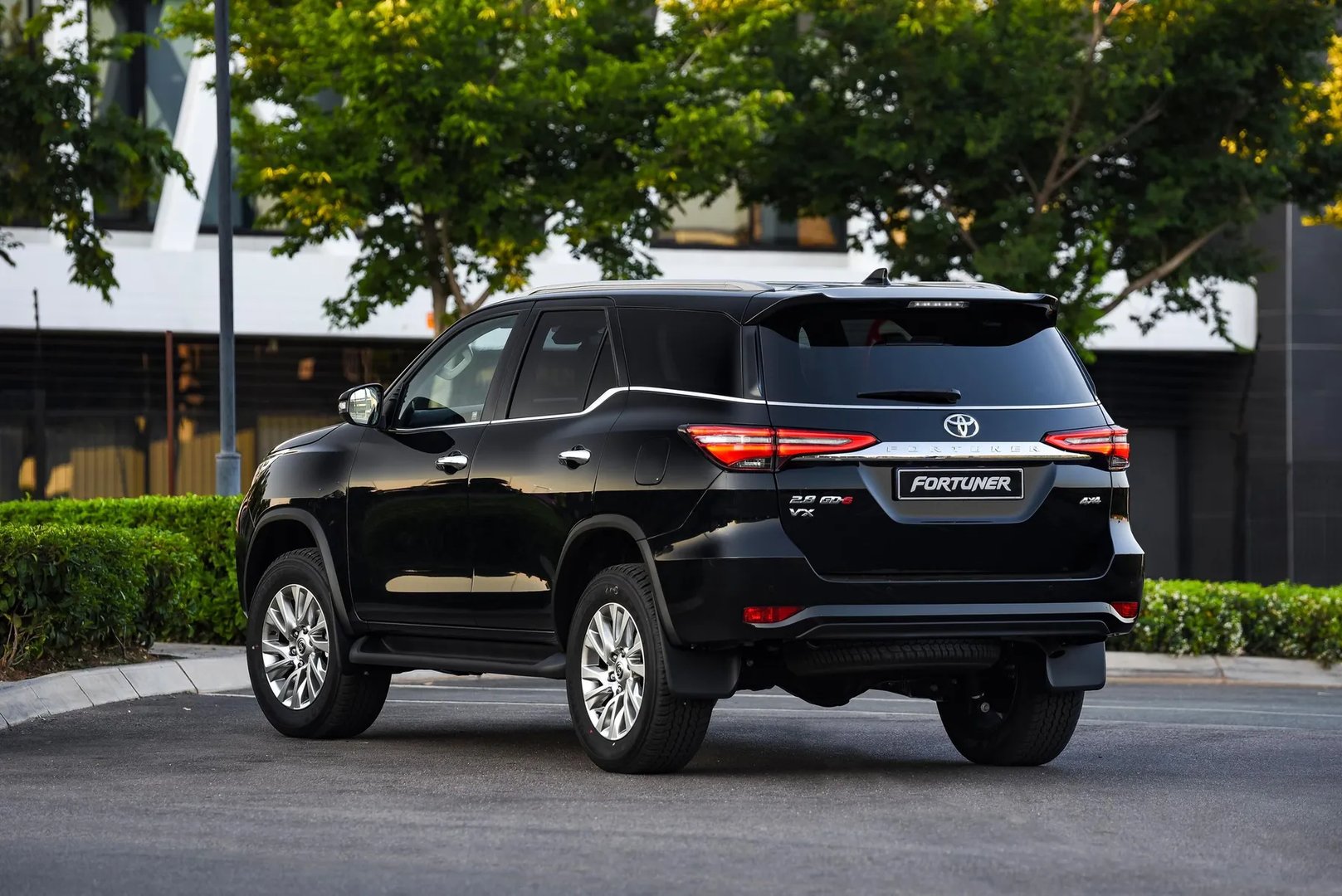 Toyota_Fortuner_2_generation_restyling__SUV_5-doors__2.jpg