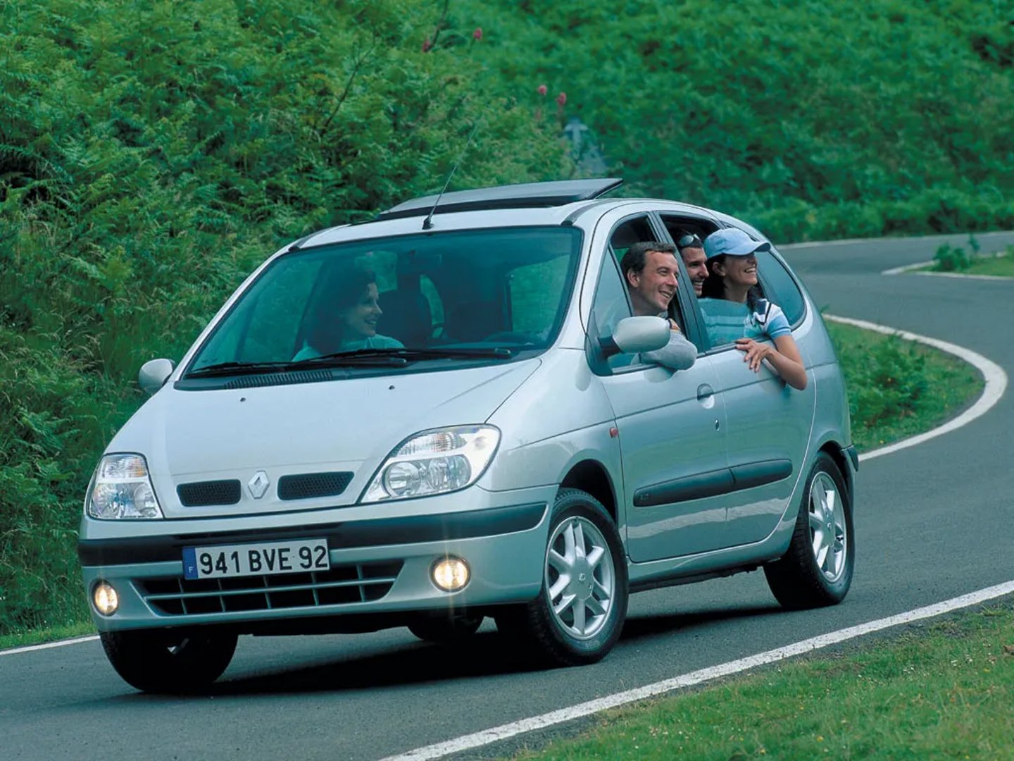 Renault_Scenic_1_generation_restyling__Compact_Van__8.jpg